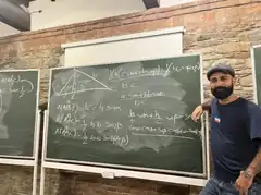 Matematik tahtası yanında eğitmen